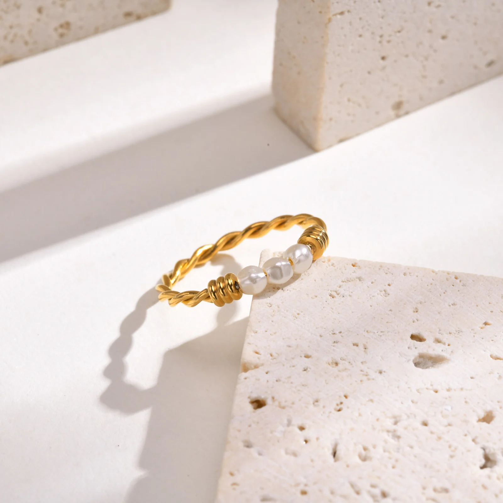 Bague perle tressée or