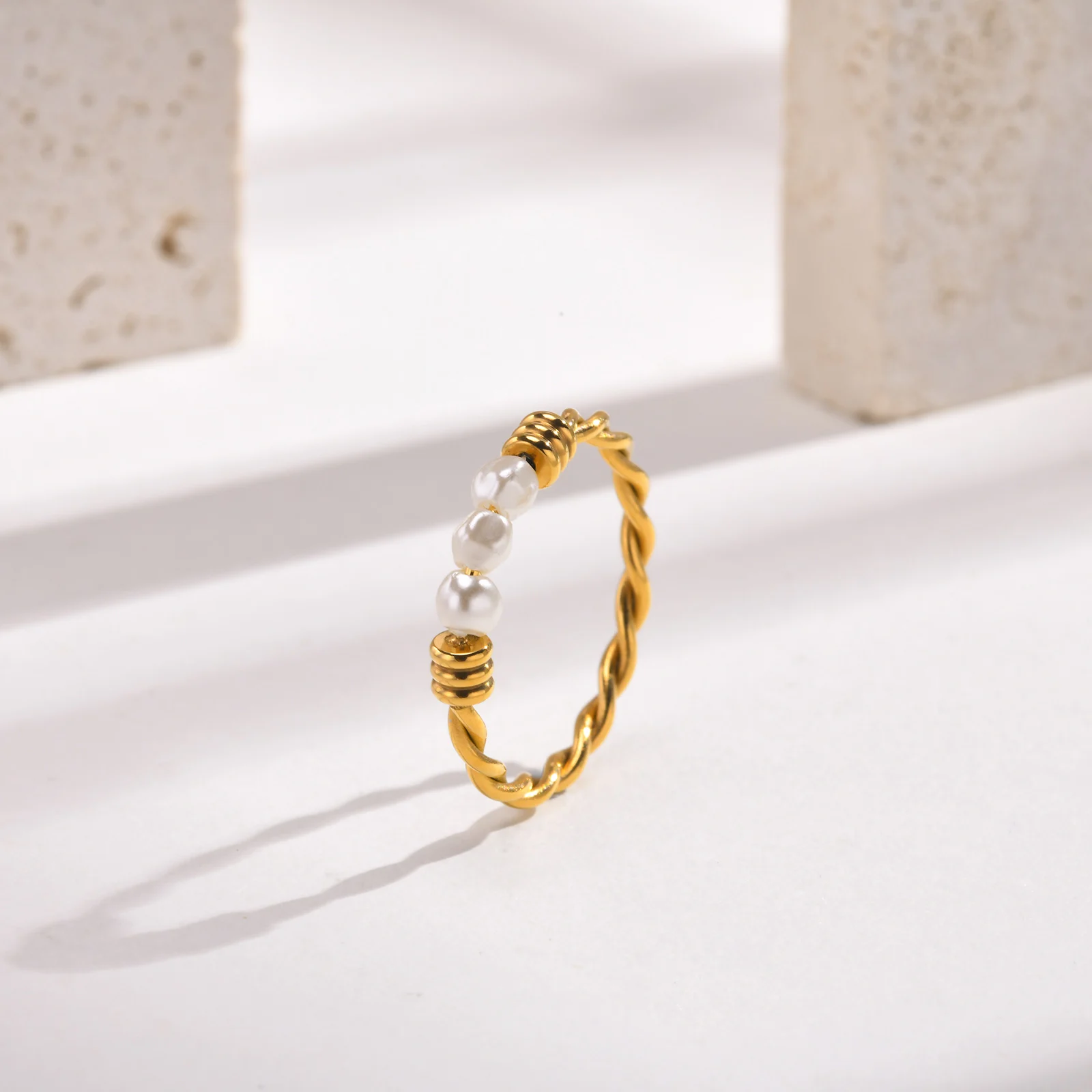Bague perle tressée or