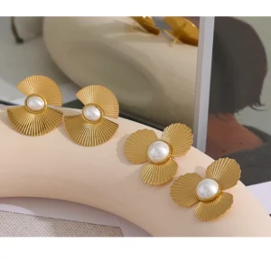 Boucles d'oreilles perle fleur eventail or