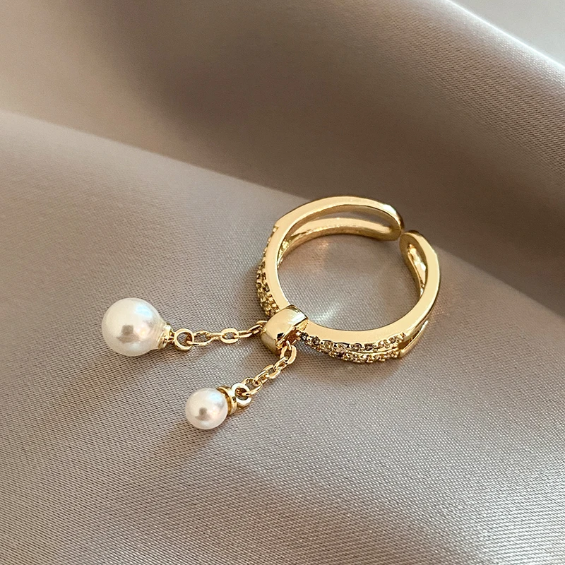 Bague avec perles pendantes dorée ajustable