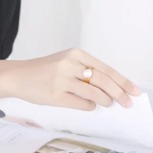 Bague or avec perle blanche