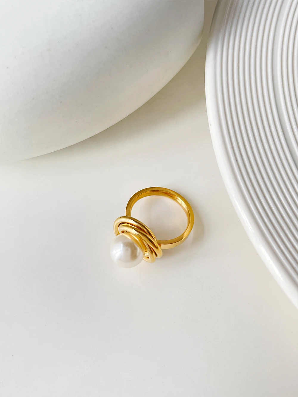 Bague perle originale dorée