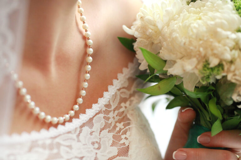 Les bijoux perles lors de mariage