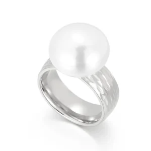 Bague argentée à relief avec perle blanche