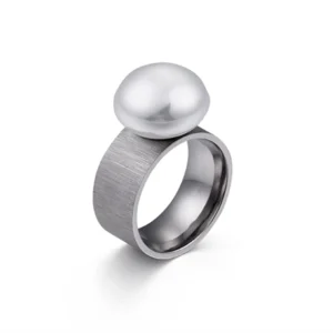 Bague argentée satinée avec perle blanche