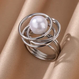 Bague avec multiples anneaux argentés et perle blanche