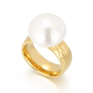 Bague dorée à relief avec perle blanche