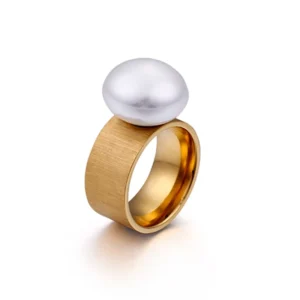 Bague dorée satinée avec perle blanche