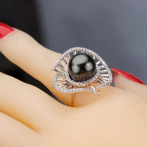 Bague fleur argentée avec perle noire
