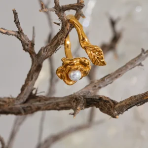 Bague fleur dorée avec perle blanche à l'intérieur ajustable