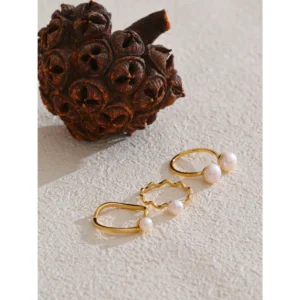 Bague irrégulière dorée avec perle blanche