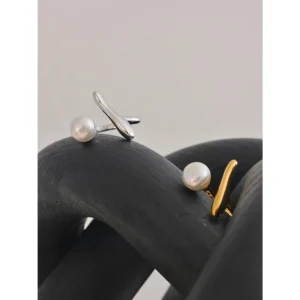 Bague perle blanche argentée design