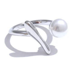 Bague perle blanche argentée design