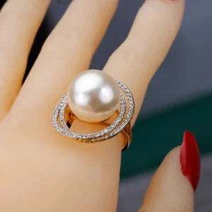 Bague ronde design dorée avec perle blanche