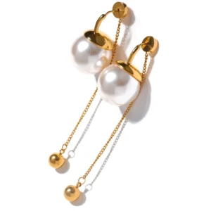 Boucles d'oreilles avec grosses perles blanches et pendantes dorées