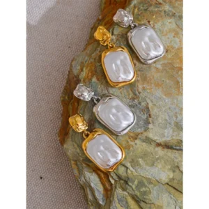 Boucles d'oreilles dorées carrées perles blanches