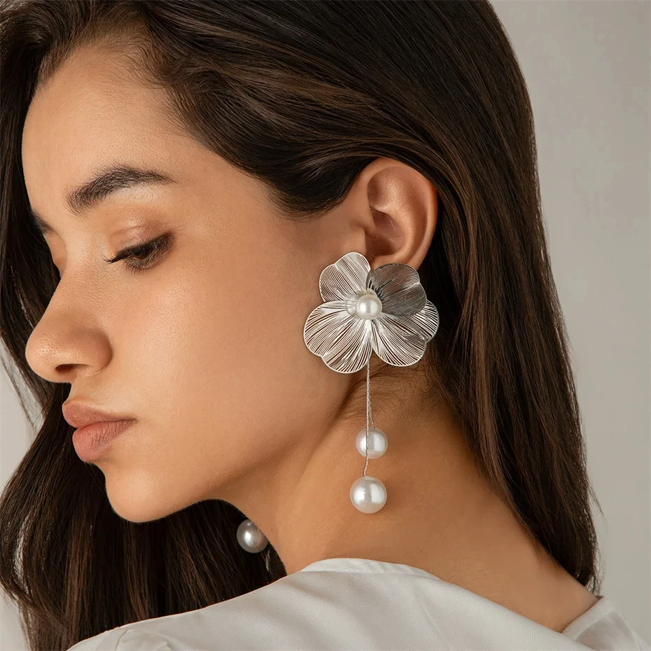 Boucles d'oreilles fleurs argentées avec perles pendantes