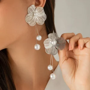 Boucles d'oreilles fleurs argentées avec perles pendantes