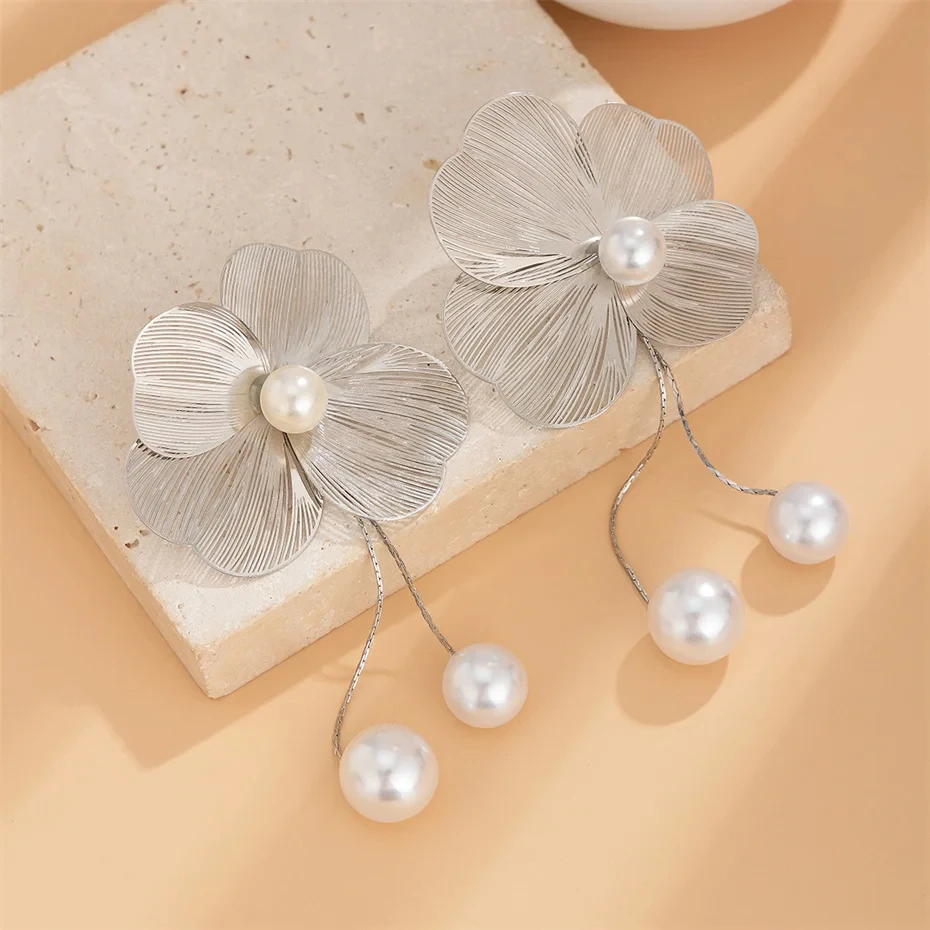 Boucles d'oreilles fleurs argentées avec perles pendantes