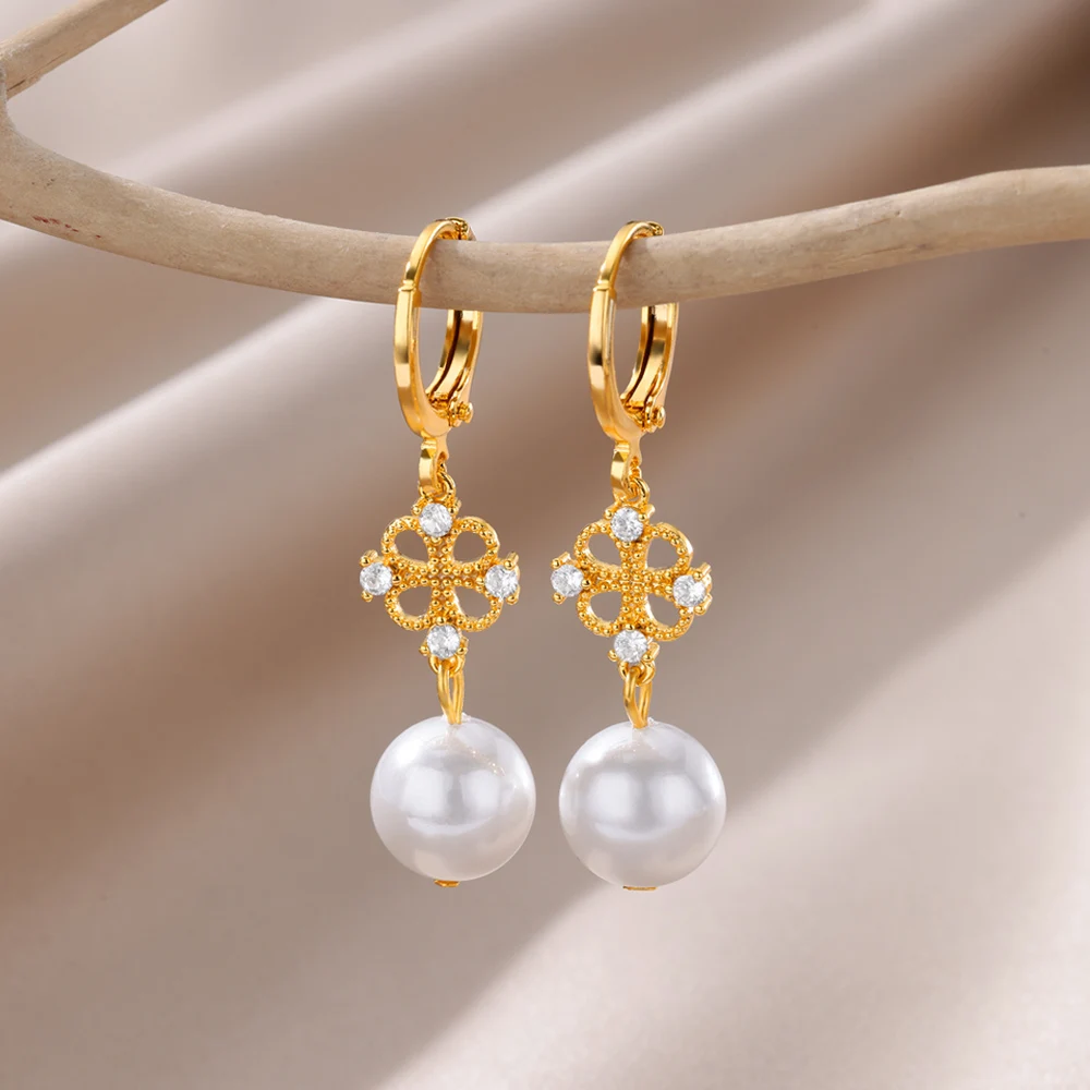 Boucles d'oreilles fleurs dorées avec perles blanches