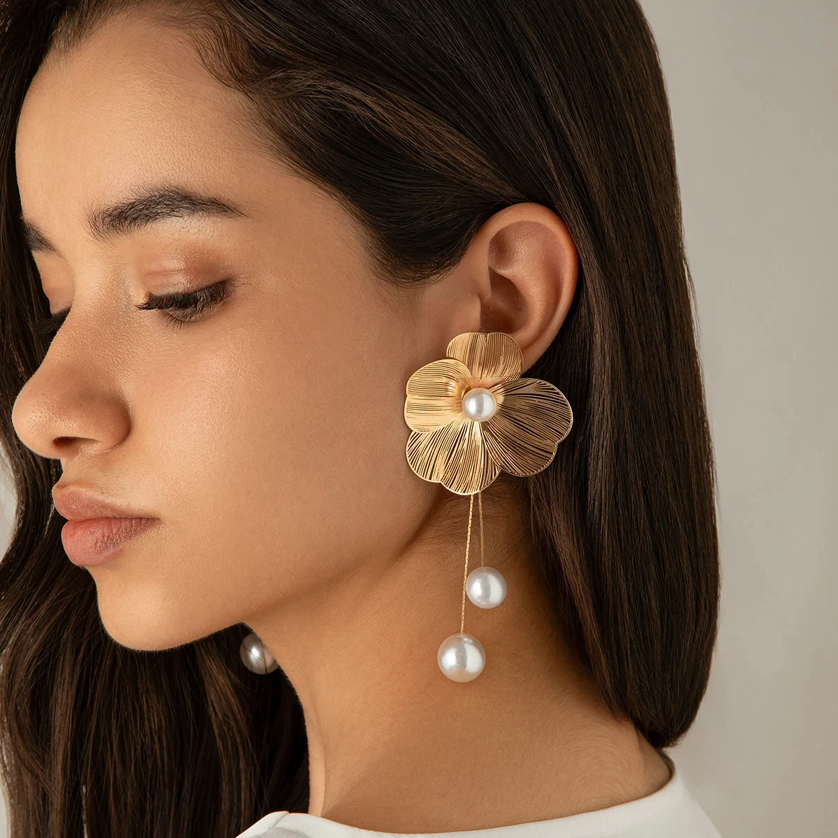 Boucles d'oreilles fleurs dorées avec perles pendantes