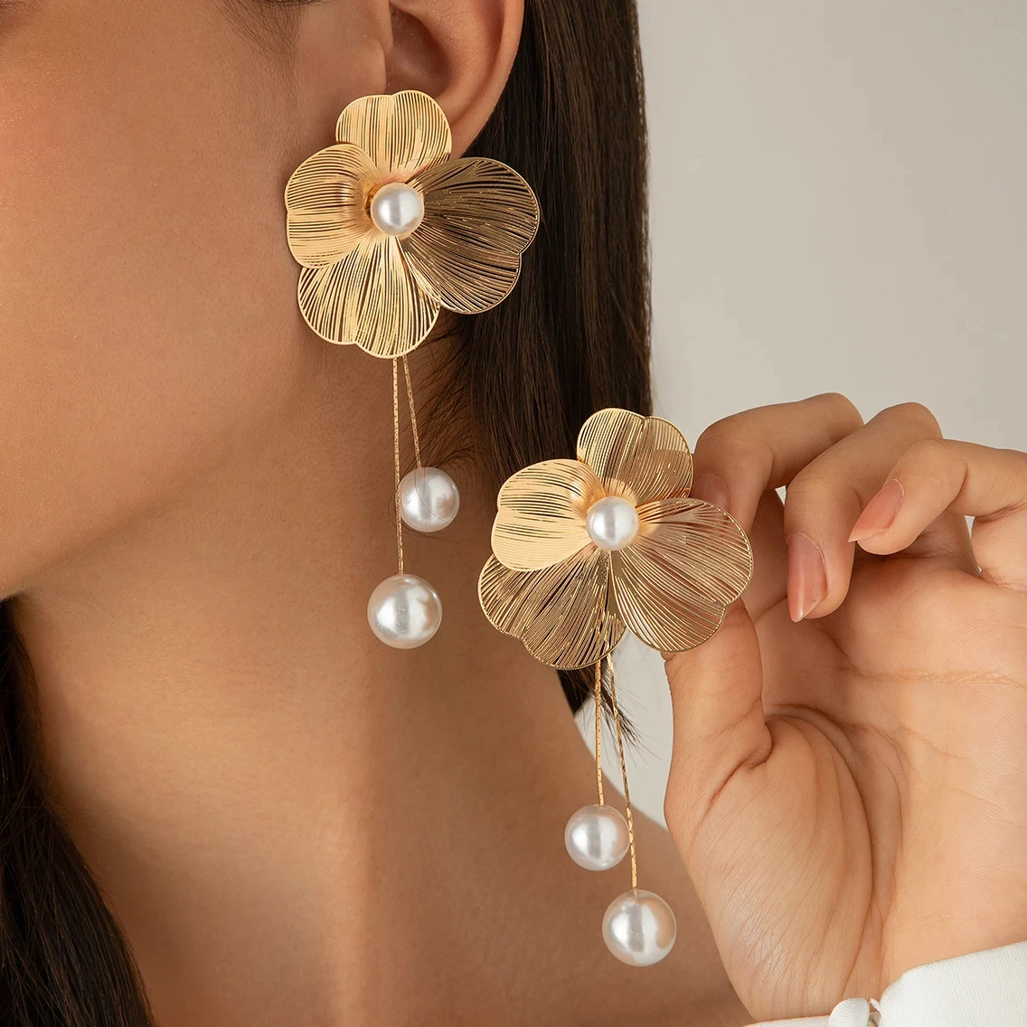 Boucles d'oreilles fleurs dorées avec perles pendantes