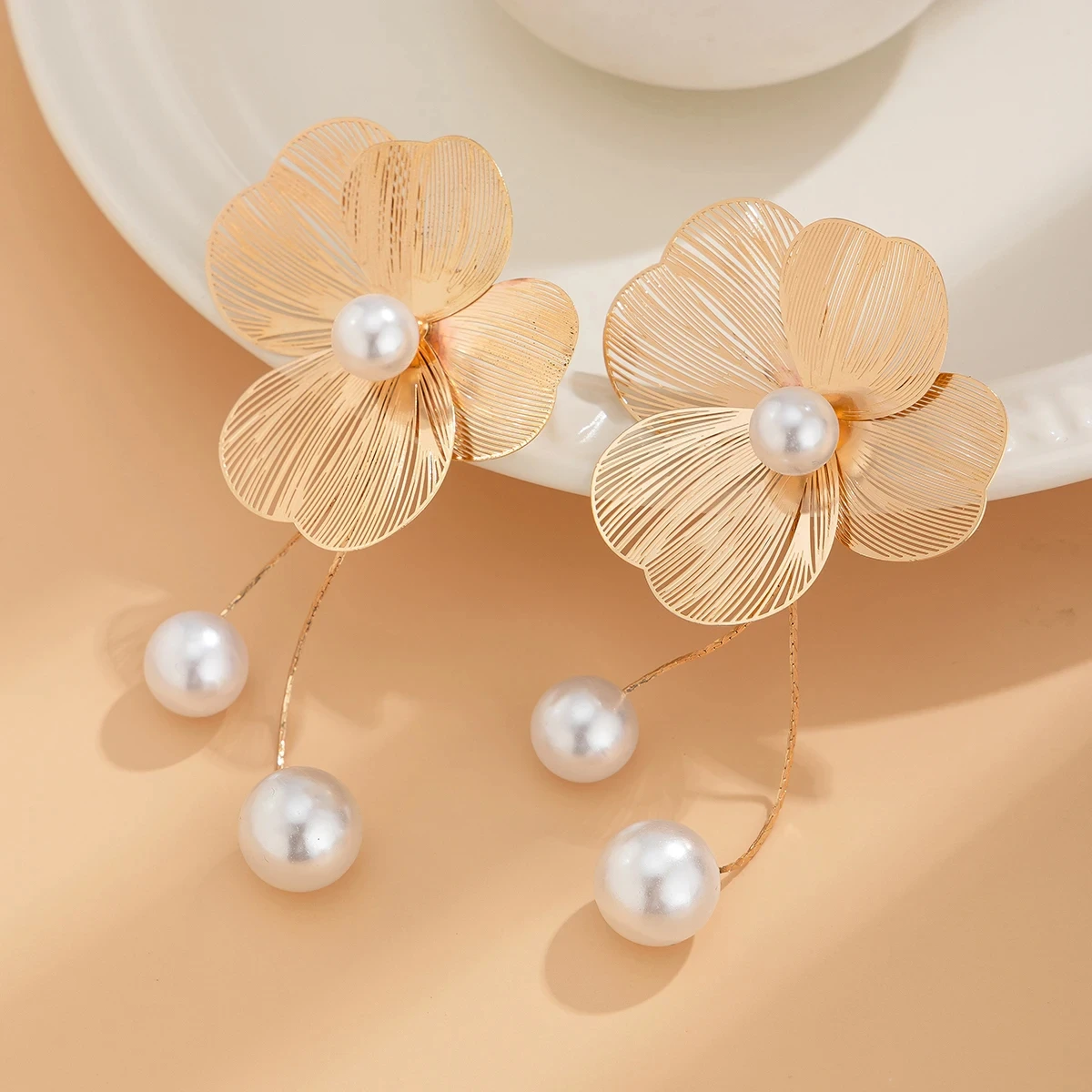 Boucles d'oreilles fleurs dorées avec perles pendantes