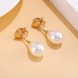 Boucles d'oreilles gouttes blanches dorées classiques