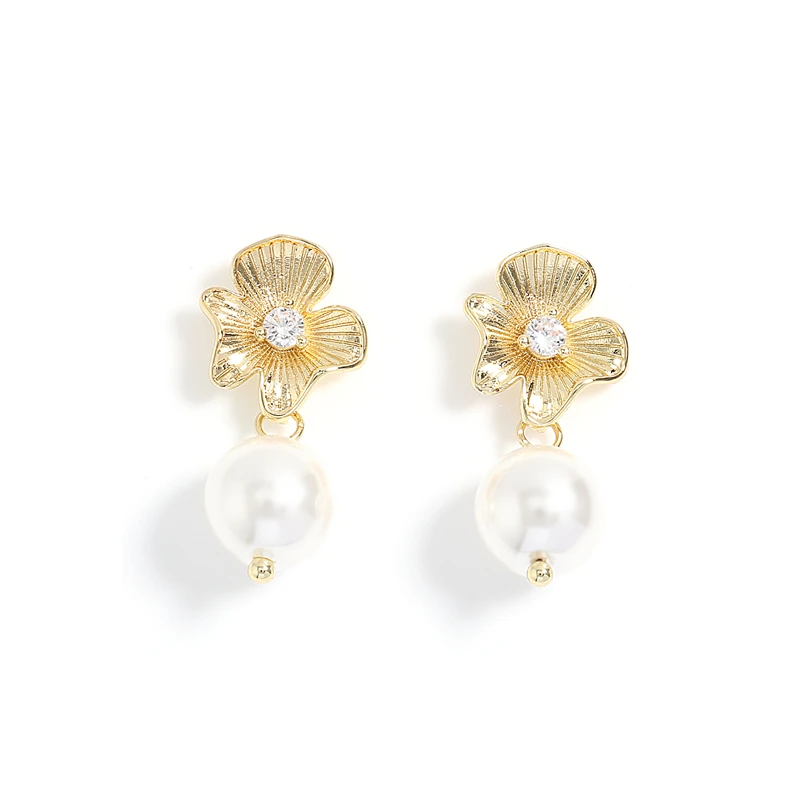 Boucles d'oreilles minimalistes fleurs dorées avec perles blanches