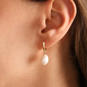 Boucles d'oreilles originales dorées avec cristaux et perles blanches