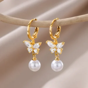 Boucles d'oreilles papillon dorées avec perles blanches
