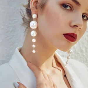 Boucles d'oreilles pendantes avec perles de différentes tailles blanches