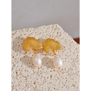 Boucles d'oreilles perle blanche avec coquillage doré