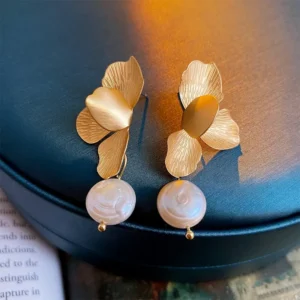 Boucles d'oreilles perles avec pétales dorées