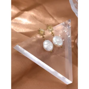 Boucles d'oreilles perles plates blanches avec soleils dorés