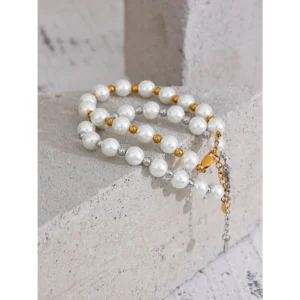 Bracelet avec mix de perles blanches et dorées