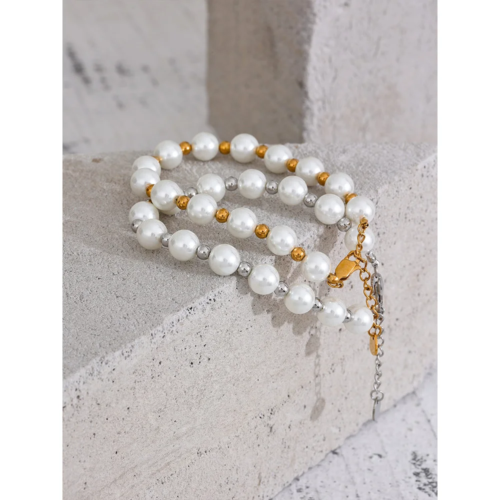 Bracelet avec mix de perles blanches et dorées