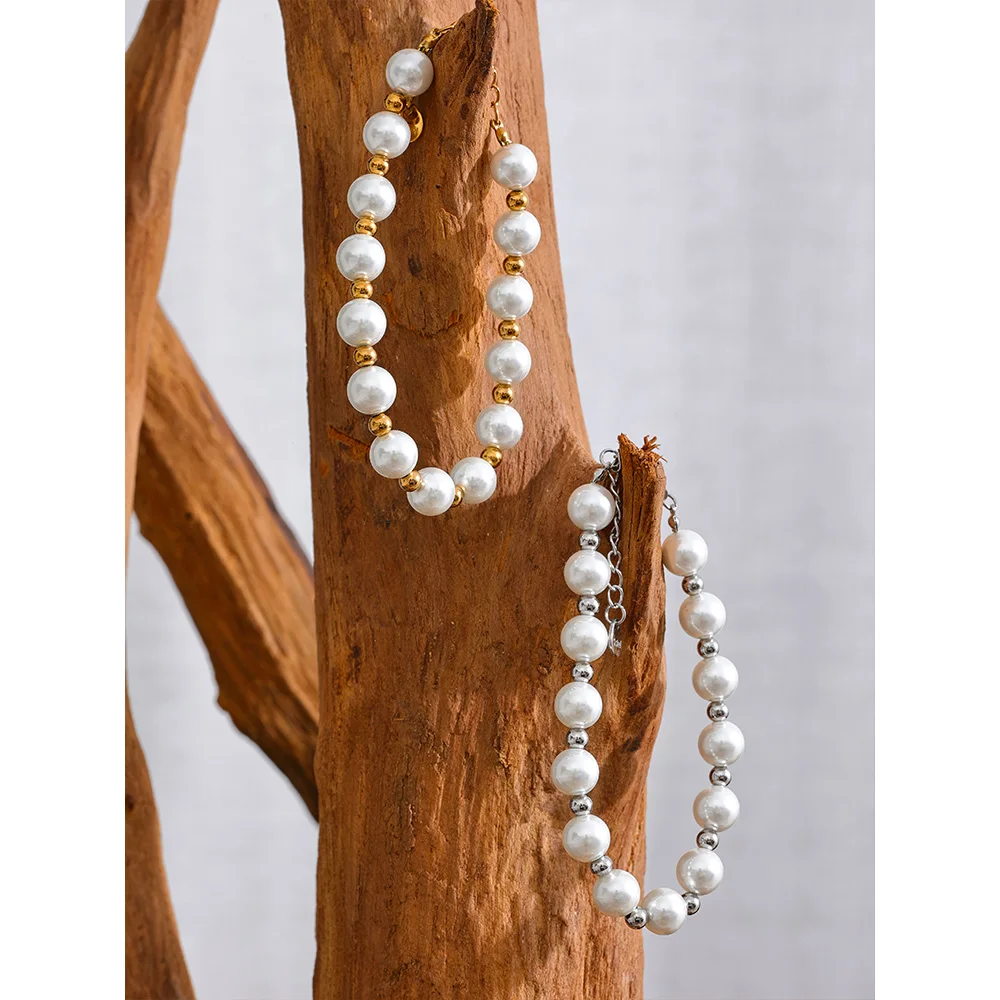 Bracelet avec mix de perles blanches et dorées