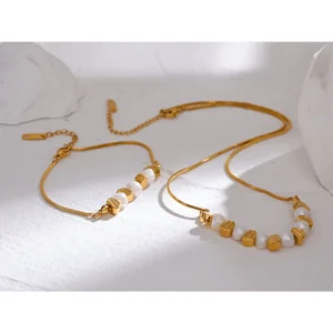 Bracelet avec mix perles blanches et pierres dorées