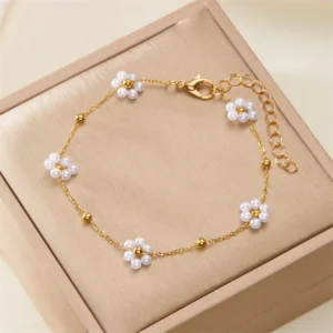Bracelet avec perles en forme de fleurs blanches