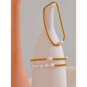 Bracelet de perles dorées avec 4 blanches