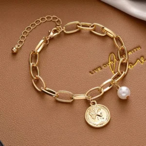 Bracelet perle doré avec médaille