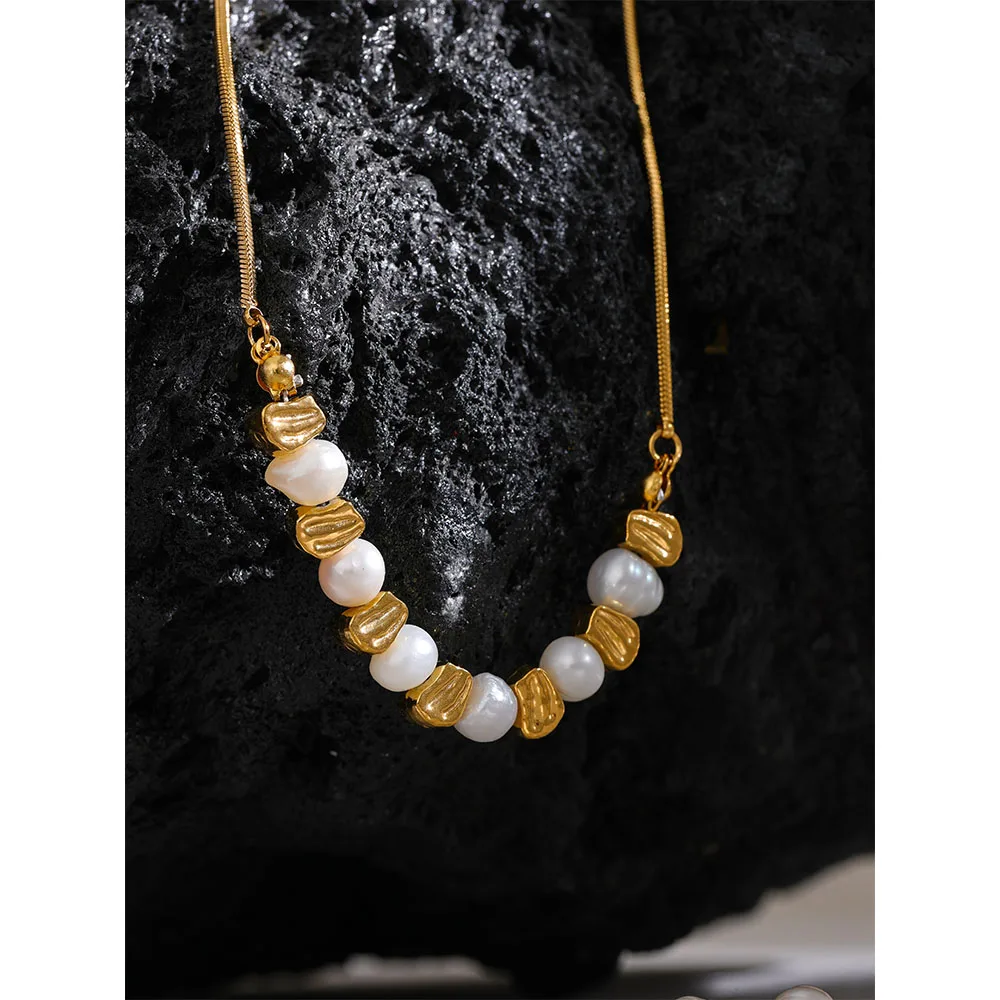 Collier avec mix perles blanches et pierres dorées