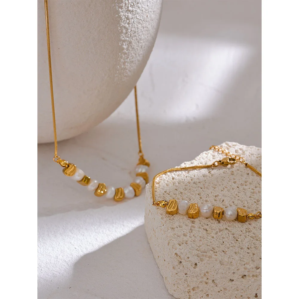 Collier avec mix perles blanches et pierres dorées