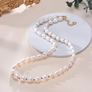 Collier de perles blanches