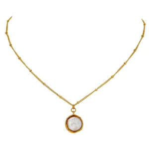 Collier doré avec pendentif perle blanche entourée