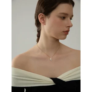 Collier doré avec pendentif perle en forme de papillon