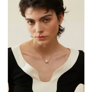 Collier doré avec perle ronde blanche