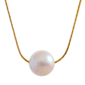 Collier doré avec perle ronde blanche