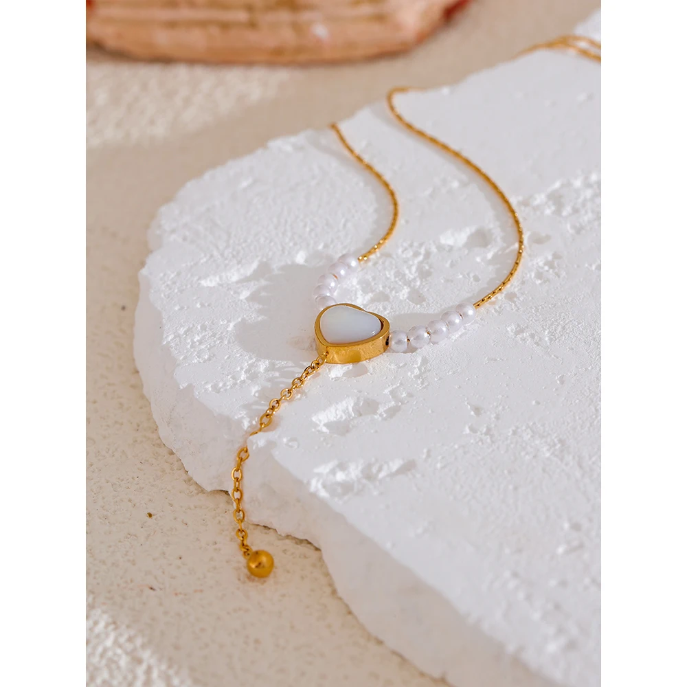 Collier doré avec perles blanches et coeur nacré